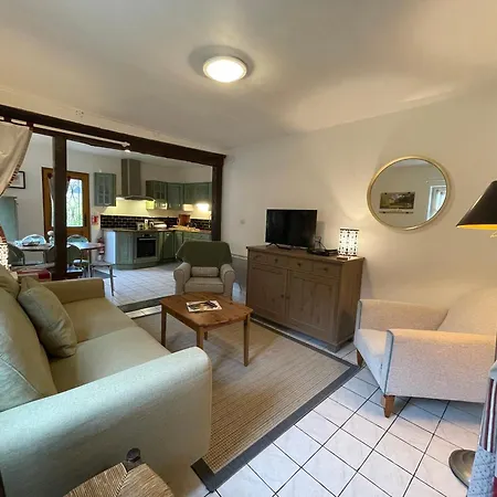 Pensionat Le Douet Fleury - D'hotes Et 3*