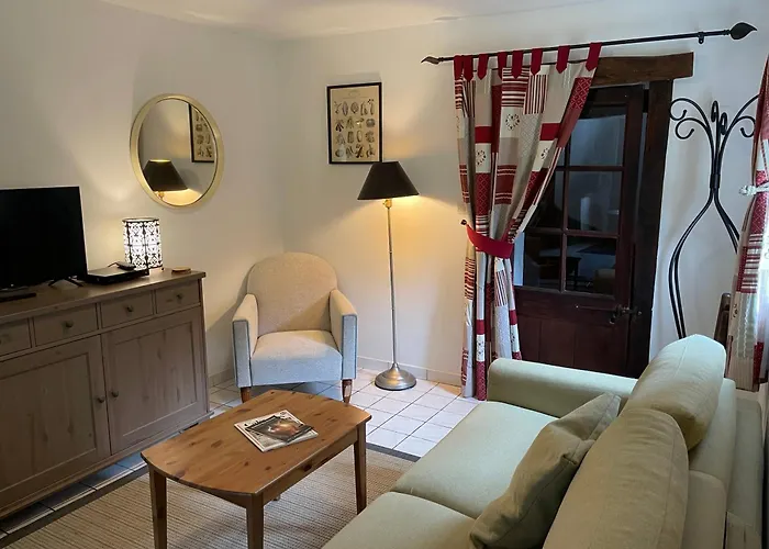 Πανσιόν Le Douet Fleury - D'hotes Et 3*